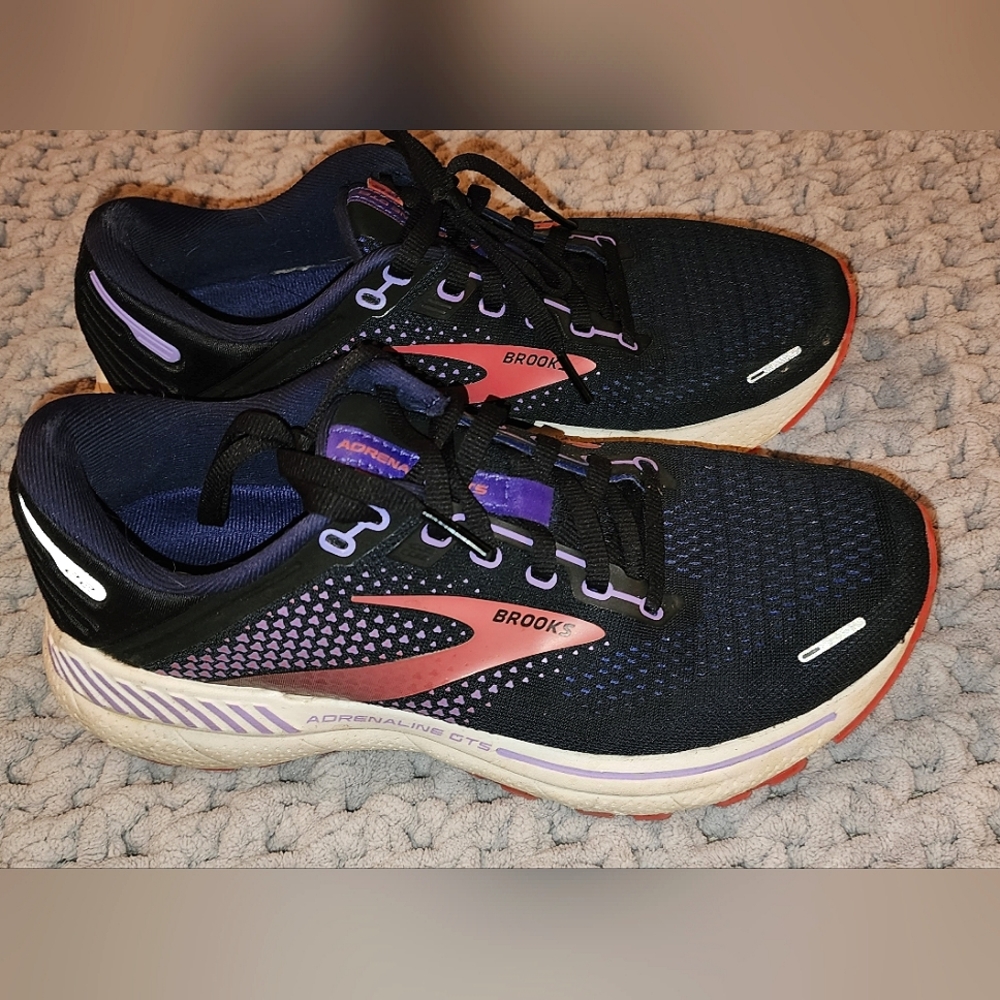 Brooks Adrenaline GTS 22 women's size 8